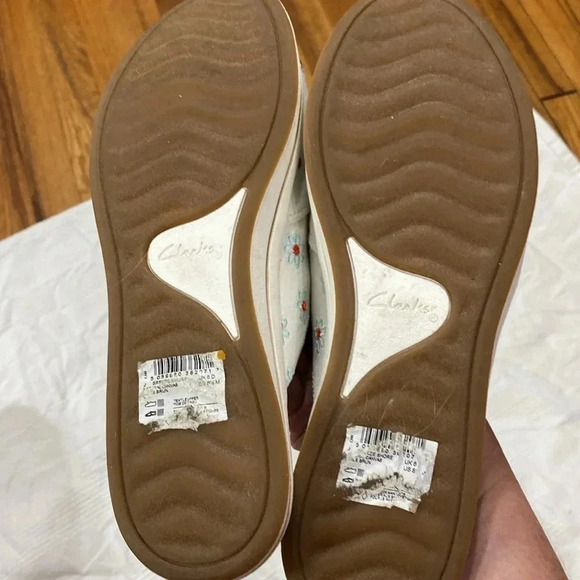 CLARKS CLOUDSTEPPERS WO SIZE 8.5  SLIP ON MULES  WHITE WITH BLUE DAISIES CLEAN - Picture 9 of 14